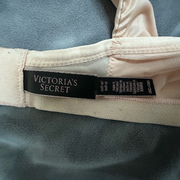 Victoria's Secret Lace Bra in Soft Pink - Picture 3 of 3